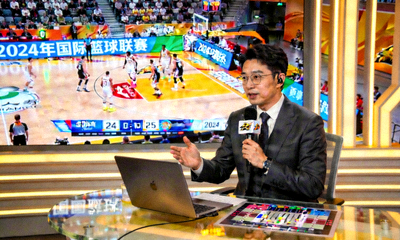 体育直播演播室,主持人正在分析比赛
